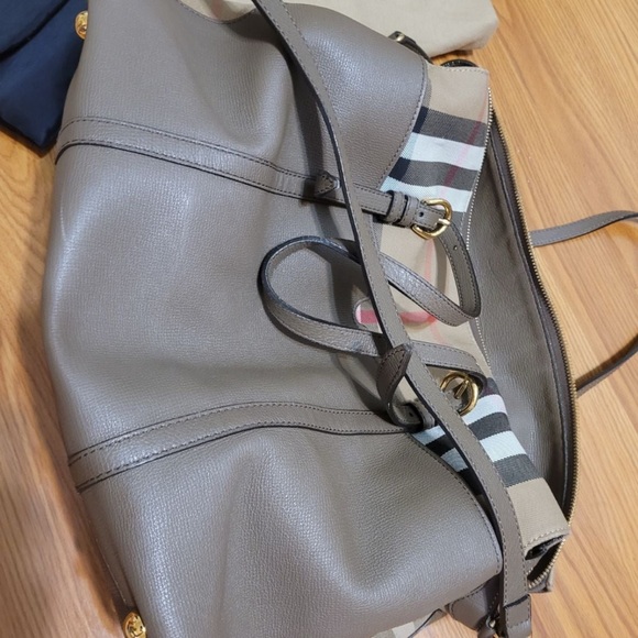 Burberry Gray Checkered Women's Bag - Picture 8 of 11